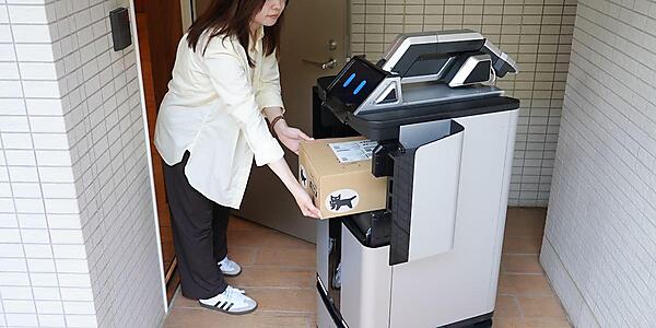 マンションの居住者に荷物を届ける自動配送ロボット（編集部がヤマトホールディングスのコーポレートサイトから追加）