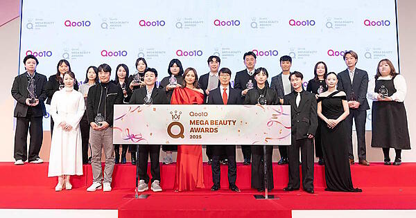 eBay Japanのグ ジャヒョン代表取締役（手前・中央の男性）、受賞商品を取り扱う事業者、ゲストの女優・川口春奈さん（手前・中央の女性）