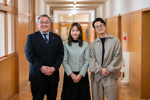 旧校舎（現オフィス）内で撮影。写真右から後藤鉄平氏、後藤麻美氏、横川ますみ海津市長