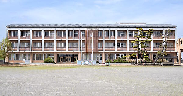 旧小学校をEC物流拠点に！ D2Cアパレル「もりのがっこう」＋TシャツEC「Tshirt.st」の知見・ノウハウを提供するEC物流代行「フレンズロジ」とは