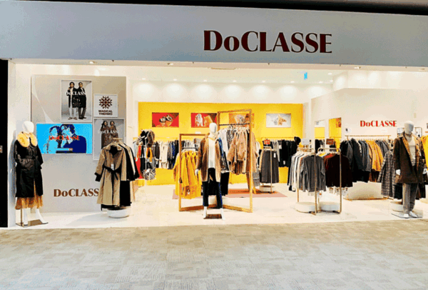 婦人服ブランドを手がけるDoCLASSE（ドゥクラッセ）は10月から、関東・関西・中部のショッピングモールに新作アイテムを集積したポップアップストアを15店舗、順次期間限定でオープン