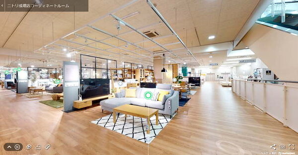 ニトリはVR（仮想現実）による最新3D技術を使用し、実店舗での買い物の楽しさとネットでの買い物の便利さを兼ね備えた「バーチャルショールーム」を開始