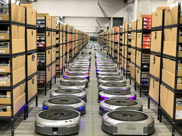 アルペンの千葉・印西市の東日本フルフィルメントセンターに、ギークプラスのAI物流ロボット「EVEシリーズ/P800R」が数多く稼働している