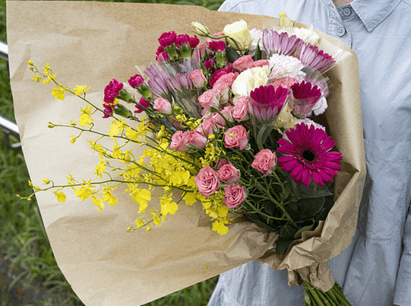 食文化はグルメ生鮮食品のECサイト「豊洲市場ドットコム」で、季節の花を毎月届ける「お花の定期便」を開始した