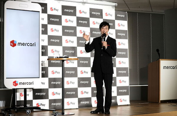 堺雅人氏はメディア向け発表会の壇上で「メルカード」を使った決済のデモ体験やトークセッションを行った