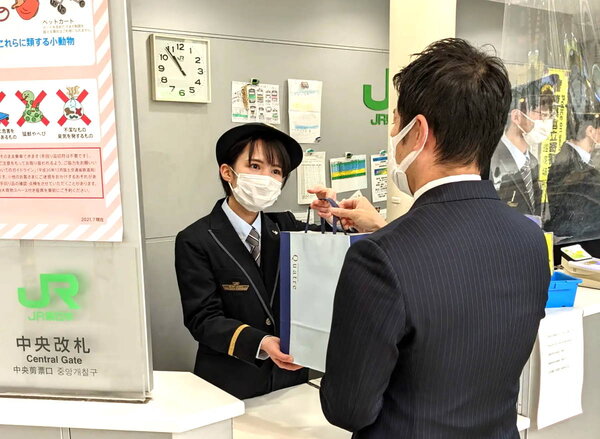 東日本旅客鉄道はECサイト「JRE MALL」で展開している駅ナカ商品販売サービス「ネットでエキナカ」について、購入した商品を駅改札で受け取りできるようにする