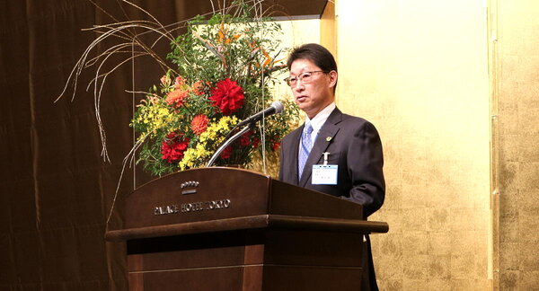 JADMAが開催した新年賀詞交歓会に登壇した消費者庁審議官の真渕博氏