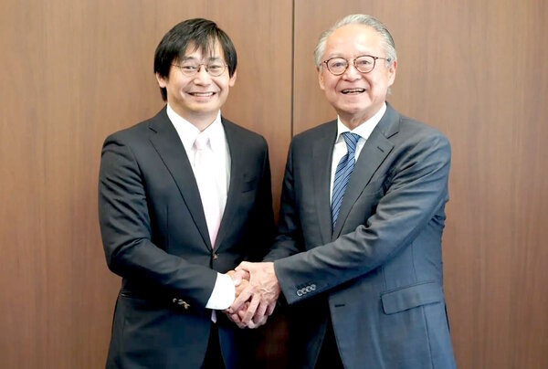 フォービスの家永慎太郎代表取締役（写真左）と久原本家グループ本社の河邉哲司社主